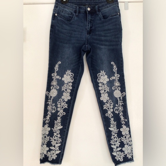 VENUS(8) WOMEN’S Floral Embroidered/Embellished Pull-on Washed JEAN’S, Pre-owned - Picture 2 of 7